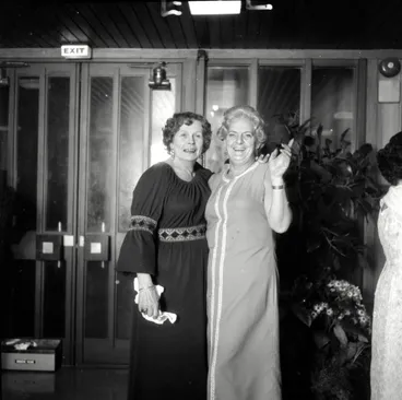 Image: RSA ball 1972; arrivals. [P1-2278-4668]
