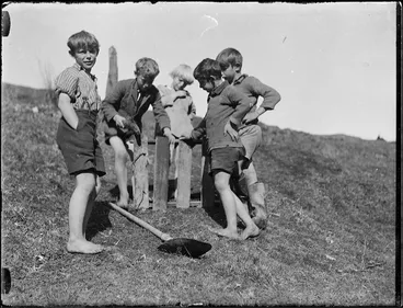 Image: Five children building a fence, Mokau River