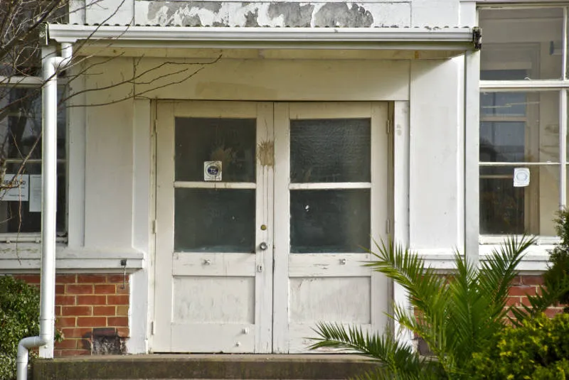 Neglected doorway, Kingseat Hospital, 2013
