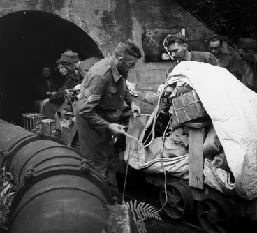 Image: Training of army bush guides near the Whakatikei River during World War II