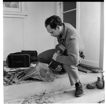 Image: Para Matchitt with his daughters at home in Hamilton