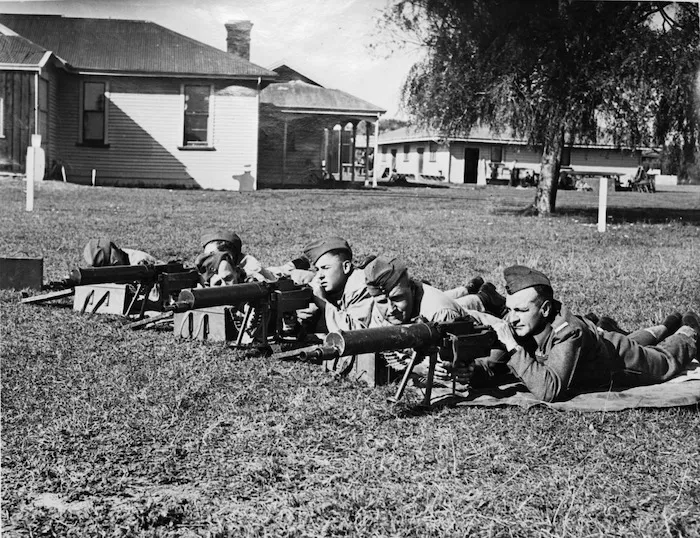 Christchurch Homeguardsmen machine gun training