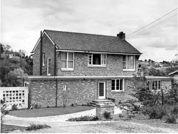 Image: Huntly Brick Co Ltd: 1957 brick & tile house, River Rd, Hamilton, Waikato; Owner - A Morrison; Builder - A Morrison; Architect - A Morrison;