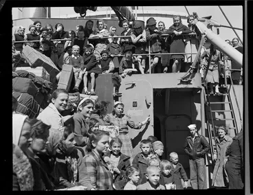 Image: Polish refugees arriving in Wellington on board the 'General Randall'