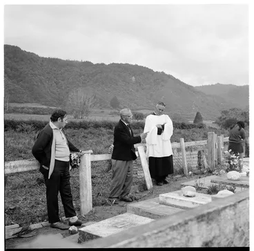 Image: Ringatu gathering and unveiling, Ruatoki North