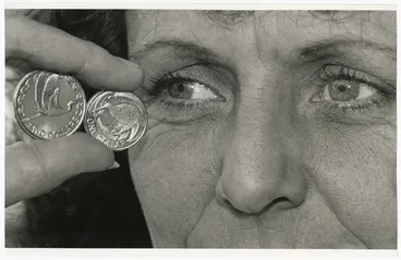 Image: New Zealand one dollar and two dollar coins