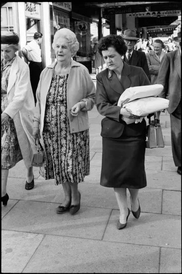Image: Street photo, Queen Street, Auckland, 1960