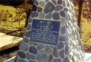 Memorial to Scandinavian settlers at Mauriceville West : photograph