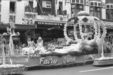 Image: Farmers Santa Parade, Queen Street, 1972