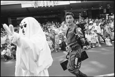 Image: Farmers Santa Parade, Queen Street, 1989