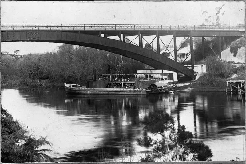 Traffic Bridge & Vessels "Manuwai" & "Freetrader"