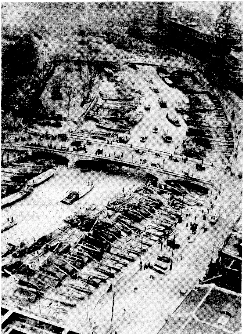S. Vincent, Photo. Amongst those who watched the Springbok match in Gisborne was a patient from Cook Hospital, who is under treatment for a spinal injury. He was taken to the ground by lorryy and, by. special arrangement with the Poverty Bay Rugby Union, was given a suitable vantage point to view the match. Architects' drawing of the front elevation of the new building to be erected for the Mutual Life and Citizens' Insurance Company, Limited, on the site at present occupied by the Central Hotel. The architects are Messrs. Mitchell and Mitchell. An aerial view ot Soochow Cree k,. which here forms the boundary between the Japanese section of the International Settlement at Shanghai-and-'the western districts, guarded by'British infantry And American marinrs. "Wldo World" l'lioto (Evening Post, 23 September 1937)
