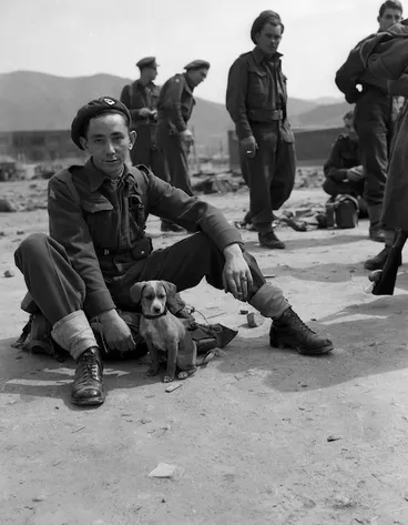 Image: Pte. T P Noonan, Auckland, with the mascot NZASC Bruno of the No 1 Platoon