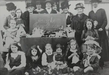 Image: 'Howick Busy Bees', ca 1917.