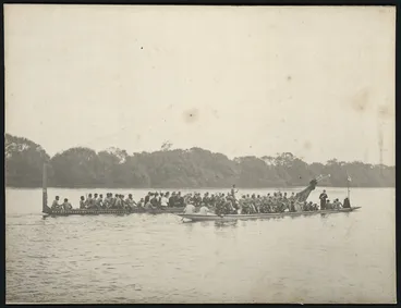 Image: War canoe Taheretikitiki, Waikato River