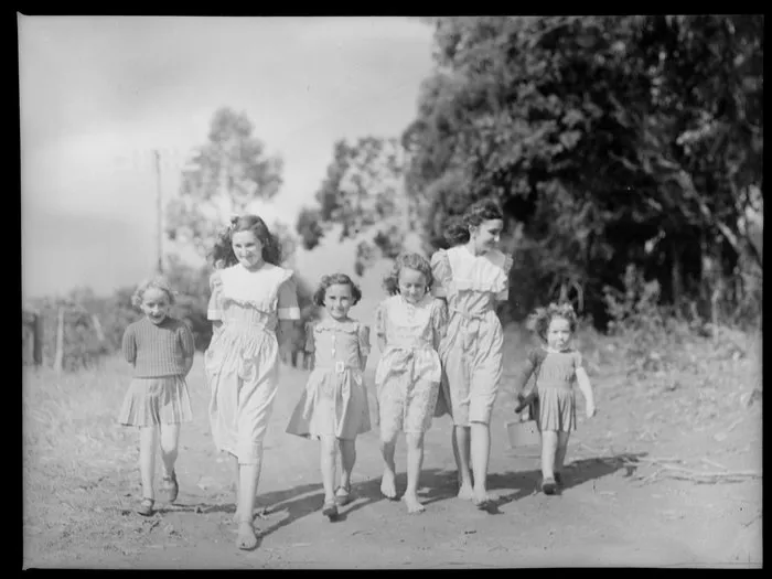 Unidentified girls, Norfolk Island