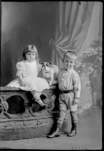 Image: Stone children, 1910
