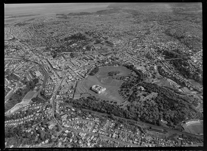 Auckland Domain, featuring Auckland War Memorial Museum