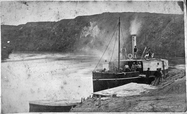 Image: Steamer "Bluenose" on Waikato River at Hamilton