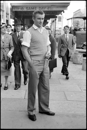 Image: Street photo, Queen Street, Auckland, 1960
