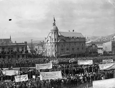 Image: Crowds of school children in Parliament grounds during the visit of the Prince of Wales in 1920