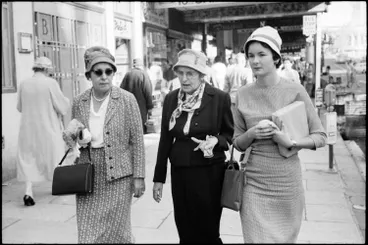 Image: Street photo, Queen Street, Auckland, 1960