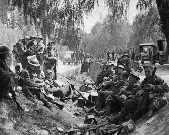 2nd NZEF troops on retreat in Greece