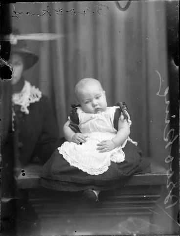 Image: Brooking baby, supported by the mother