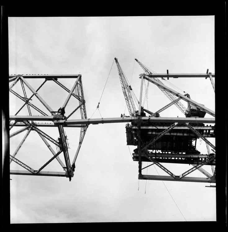 Auckland Harbour Bridge, closing the final span, 1959