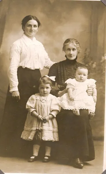 Three generations - Group sitting of Mother, Daughter and Grandchildren. c1914-1918. Image: Three generations - Group sitting of Mother, Daughter and Grandchildren. c1914-1918.