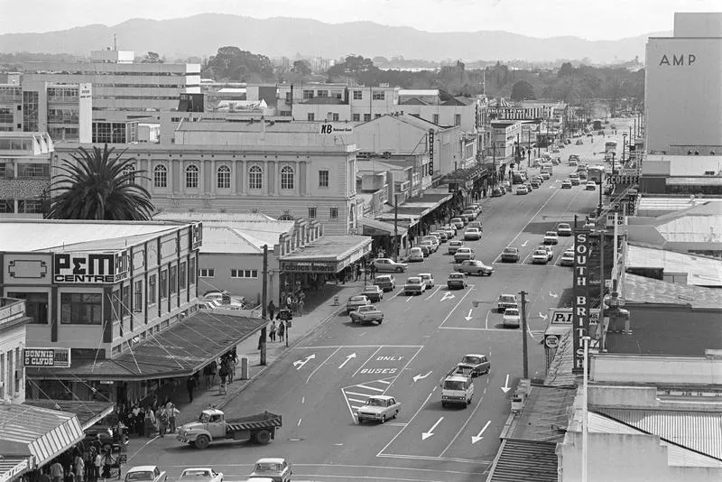 An elevated view of Victoria Street north of Alma Street