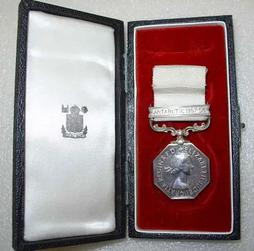 Image: Medal: Polar medal and bar in case