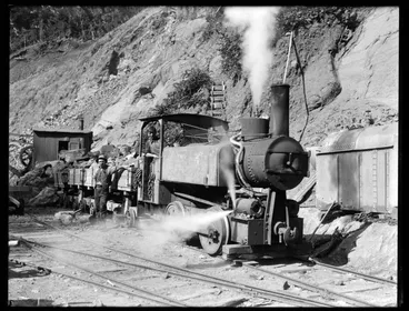 Image: Locomotive, Upper Nihotupu Dam construction, 1923