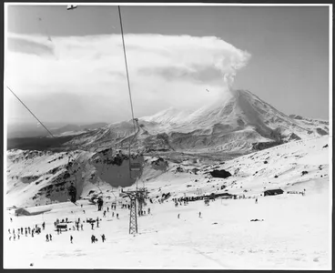 Image: Skiers on Mount Ruapehu