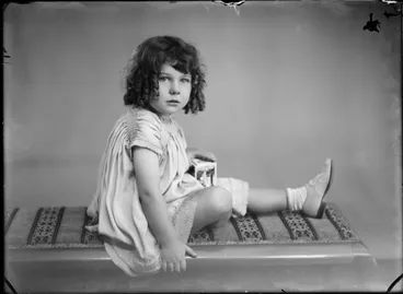 Image: Mrs Hunter Lower Hutt 1 doz cab