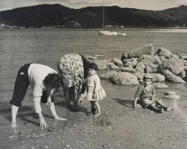 Image: Pipi gathering at Paihia, Bay of Islands