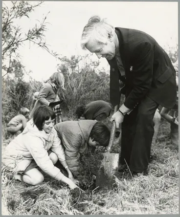 Addington School pupils and Mayor Hay on Arbor Day Image: Addington School pupils and Mayor Hay on Arbor Day