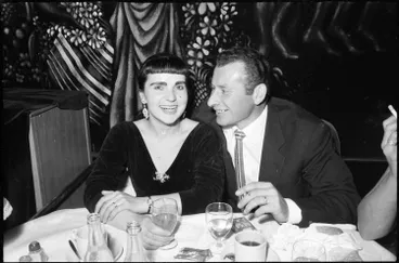 Image: The Hi Diddle Griddle Restaurant, Karangahape Road, 1960