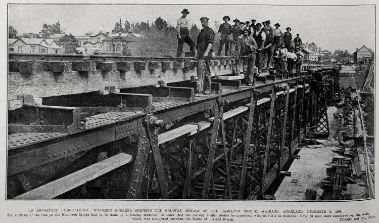 AN IMPORTANTY UNDERTAKING: WORKMEN ENGAGED SHIFTING THE RAILWAY METALS ON THE HAMILTON BRIDGE, WAIKATO, AUCKLAND, DECEMBER 6, 1908