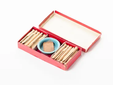 Image: Miniature laundry set (pegs, soap and laundry basin)