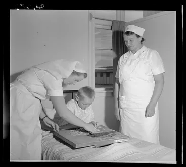 Image: Ryszard Nowacki works on a jigsaw puzzle in a Polish refugee camp's hospital, Pahiatua