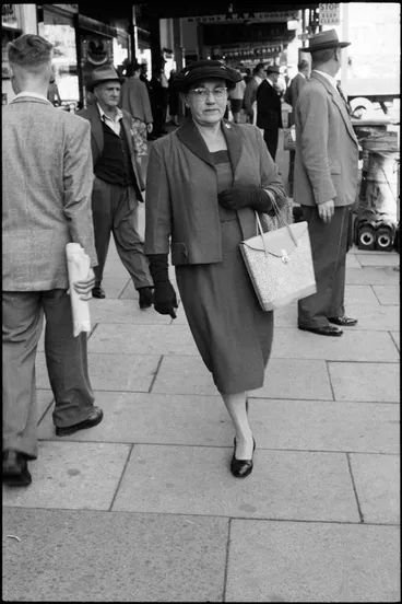 Image: Street photo, Queen Street, Auckland, 1960