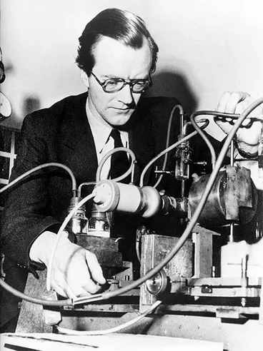 Maurice Wilkins with X-ray crystallographic equipment Image: Maurice Wilkins with X-ray crystallographic equipment