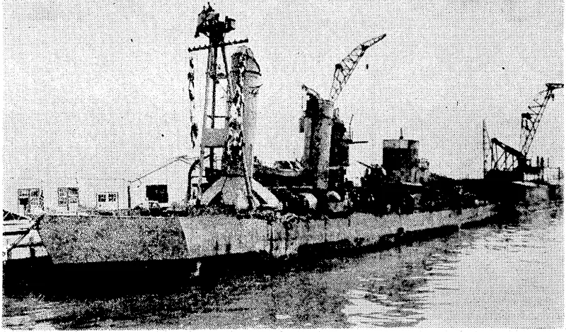 Tfie American destroyer Shaiv, reported by the Japanese as destroyed in the attack on Pearl Harbour, as she arrived under her own power at a west coast port of the United States two months after the attack. Note the emergency bow installed at Hawaii. (Evening Post, 14 May 1942)