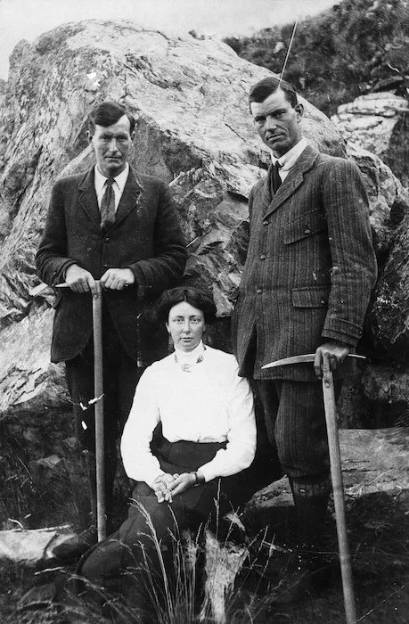 Emmeline Freda Du Faur with Alec and Peter Graham
