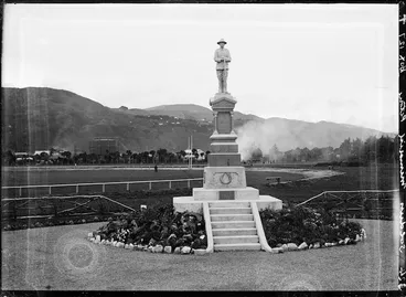 Image: Soldiers' Memorial, Petone