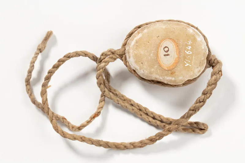 Māhē: Māori stone fishing sinker