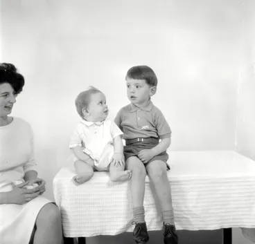Image: Kidd children and mother. [P1-6967-9357]