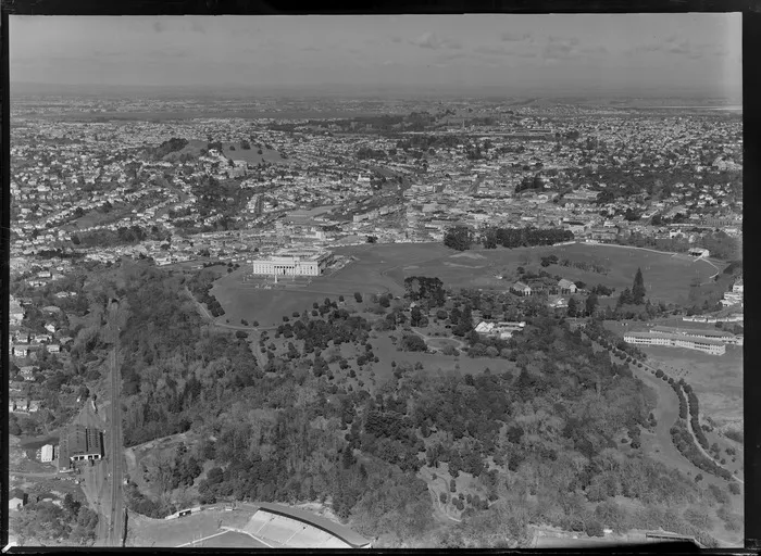 Auckland War Memorial Museum, including Auckland Domain