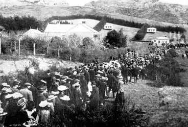 Going to the Labour Day picnic, Evansdale, 1905 Image: Going to the Labour Day picnic, Evansdale, 1905